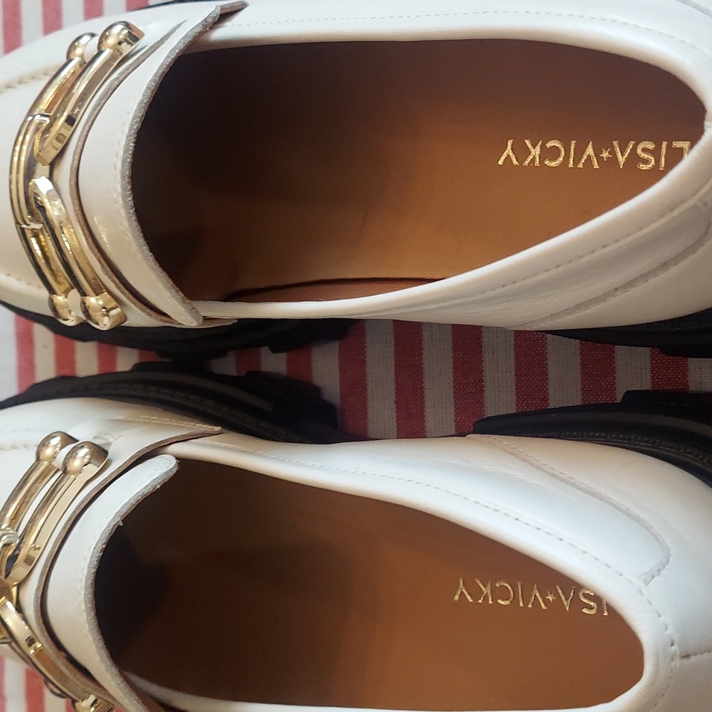 Elegant Cream Loafers with Gold Accent - Picture 3 of 9